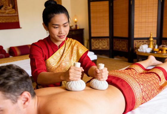 Kräuterstempelmassage im Studio - Jinta Thai Massage Leipzig
